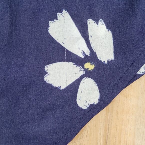 🔹️Liz Claiborne Blue & White Daisy Print Popover Blouse Small - Picture 11 of 13
